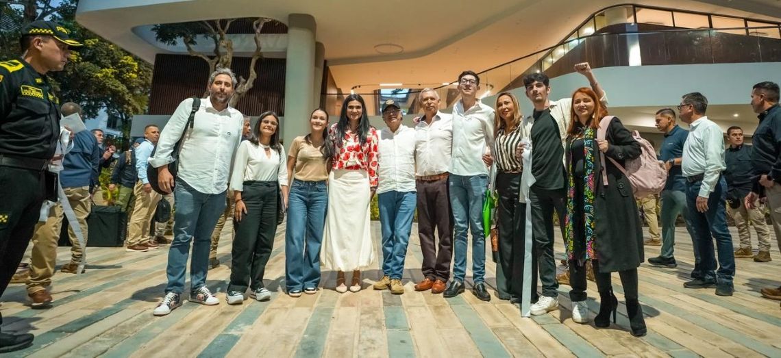 Presidente Gustavo Petro, ministro Daniel Rojas, Angie Rodríguez Directora del DAPRE, estudiantes, rector y docentes en el Nuevo Edificio de la Universidad Industrial de Santander Presidente Gustavo Petro, ministro Daniel Rojas, Angie Rodríguez Directora del DAPRE, estudiantes, rector y docentes en el Nuevo Edificio de la Universidad Industrial de Santander