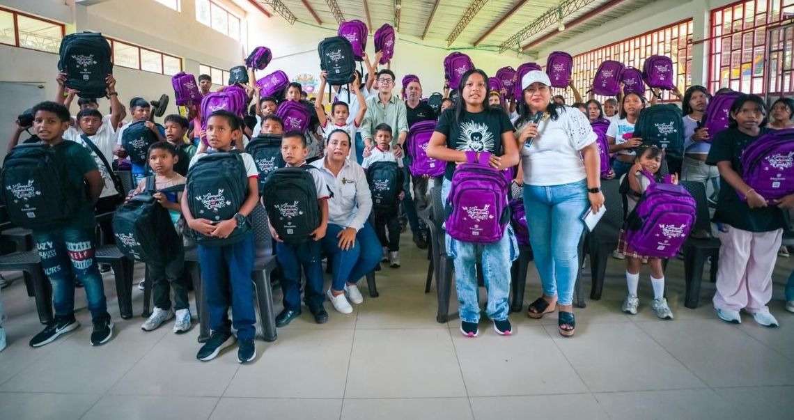 Ministro de Educación Daniel Rojas en el aula con varios estudiantes y docentes Ministro de Educación Daniel Rojas en el aula con varios estudiantes y docentes