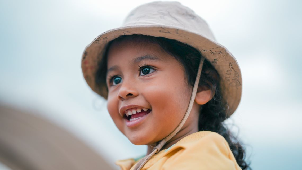 Niña sonriendo en primer plano Niña sonriendo en primer plano