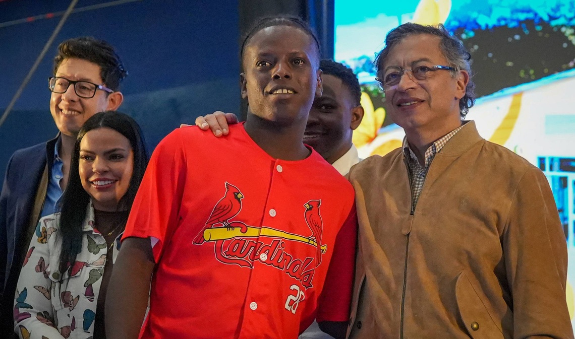 Presidente Gustavo Petro, con joven beneficiado con el Programa Servicio Social para la Paz