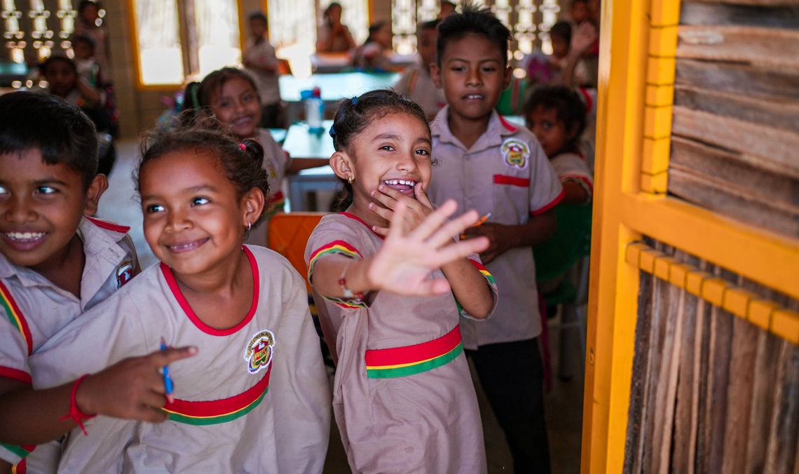 Niñas y niños de La Guajira sonriendo a la cámara