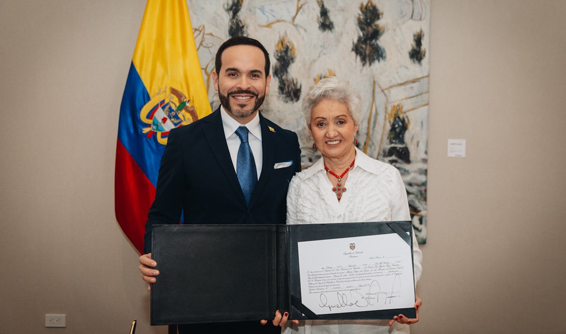 Presidente Abelardo De La Espriella con Ilva Myriam Hoyos Castañeda, nueva ministra de Educación Nacional Presidente Abelardo De La Espriella con Ilva Myriam Hoyos Castañeda, nueva ministra de Educación Nacional