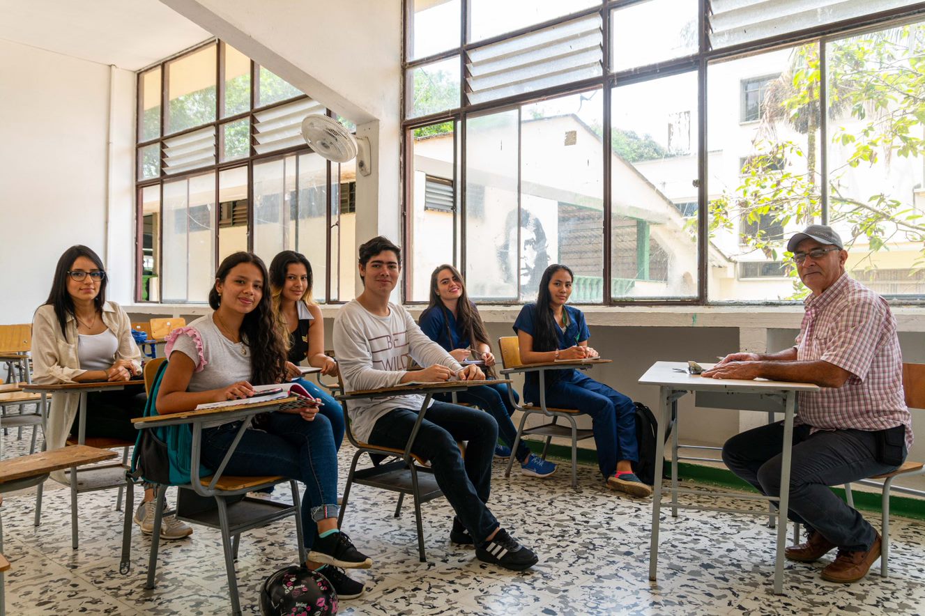 Imagen de un grupo de estudiantes en un salón de clases Imagen de un grupo de estudiantes en un salón de clases