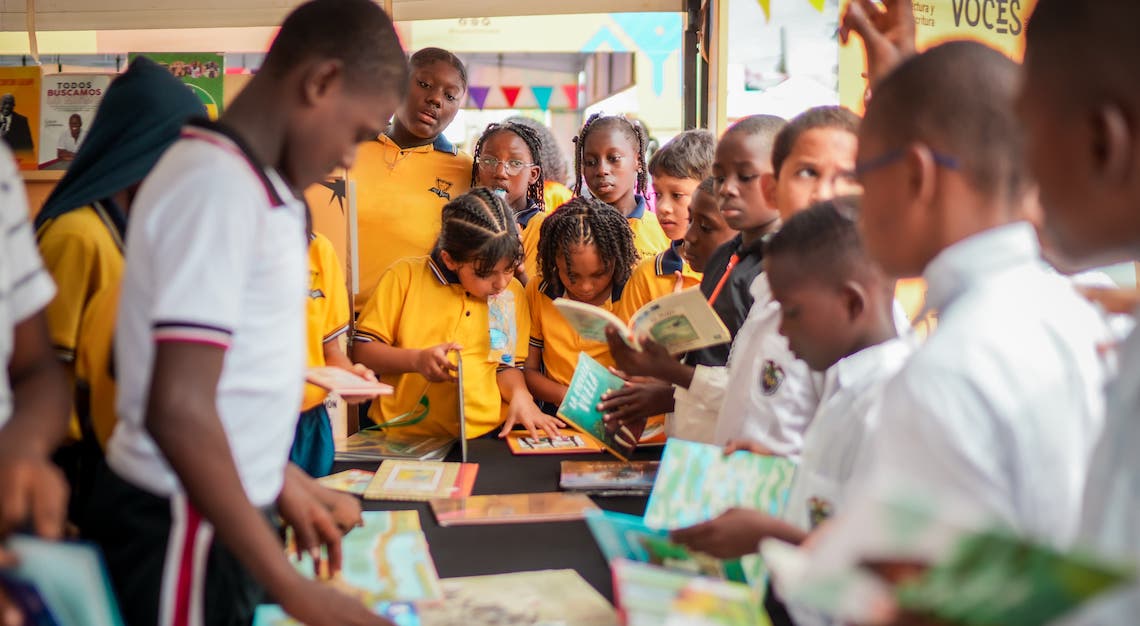 Estudiantes en la feria flecho de lectura y escritura en choco Estudiantes en la feria flecho de lectura y escritura en choco