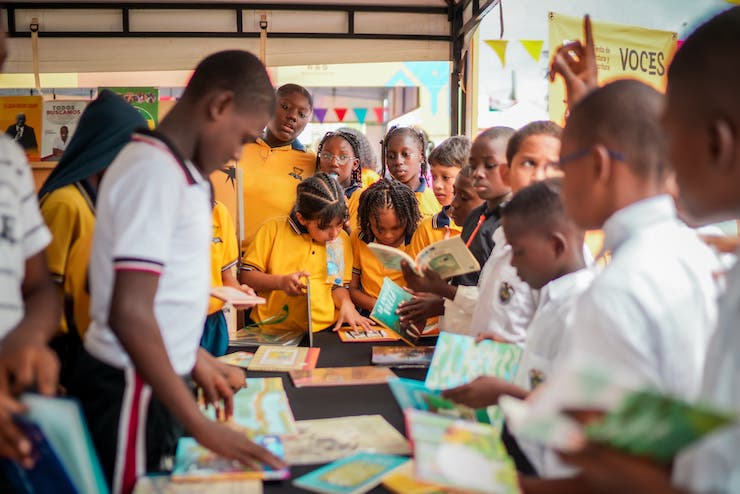 Estudiantes en la feria flecho de lectura y escritura en choco Estudiantes en la feria flecho de lectura y escritura en choco