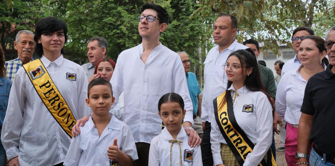 Ministro Daniel Rojas junto a estudiantes, senador y demás comunidad estudiantil Ministro Daniel Rojas junto a estudiantes, senador y demás comunidad estudiantil
