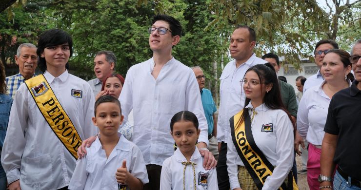Ministro Daniel Rojas junto a estudiantes, senador y demás comunidad estudiantil Ministro Daniel Rojas junto a estudiantes, senador y demás comunidad estudiantil
